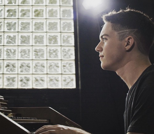 Alum performs song on piano