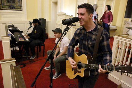 Music alum performs at Chapel service