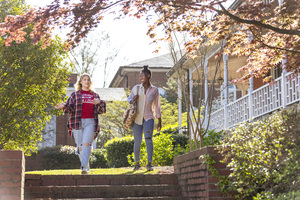Undergraduates converse on the Hill