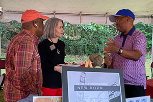 President Baxter speaks with alumni at Homecoming